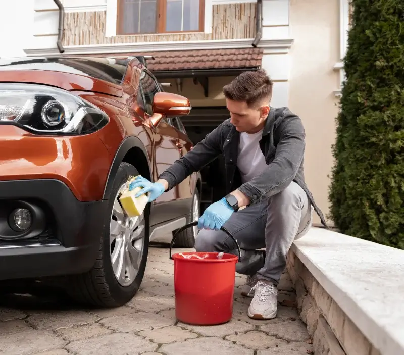 Lavage auto à domicile Les Portes-en-Ré : professionnel intervenant sur un véhicule